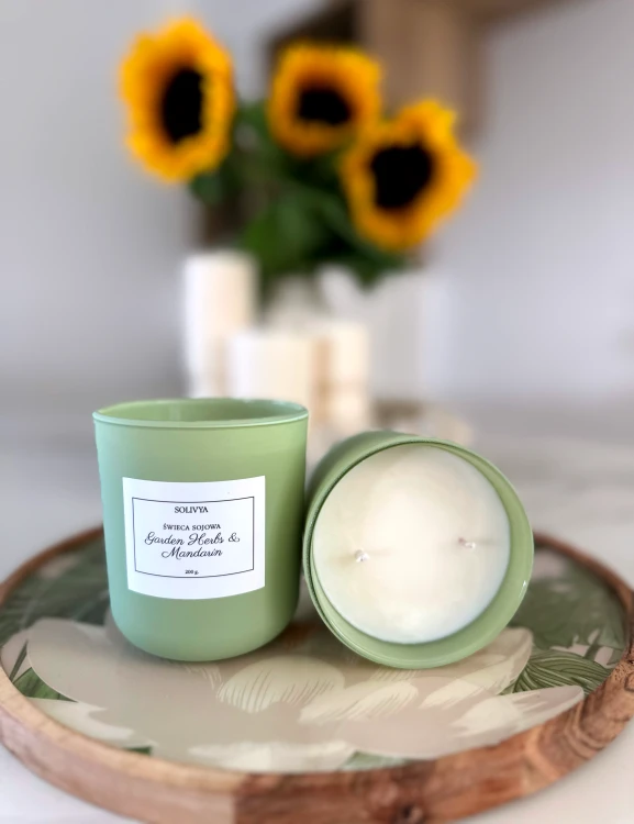 Ręcznie wykonana świeca sojowa Garden Herbs &amp; Mandarin z kolekcji Soft Harmony marki Solivya