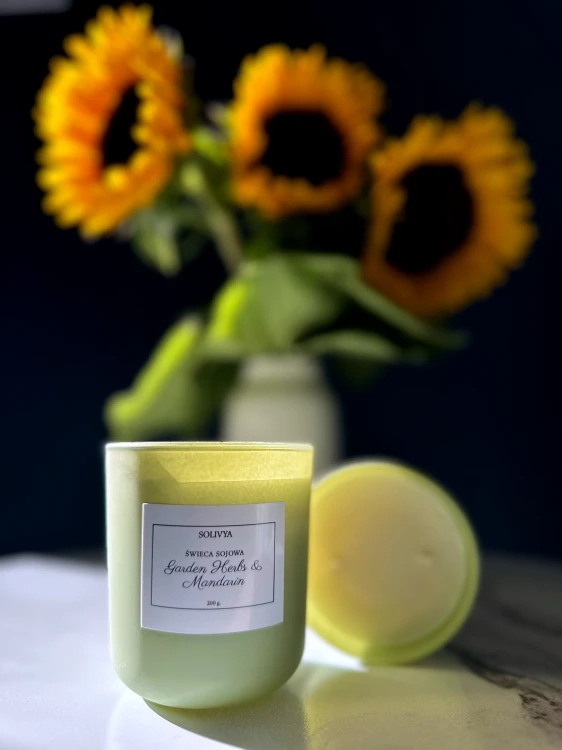 Świeca zapachowa Garden Herbs &amp; Mandarin w białym pudełku z zieloną satynową wstążką – idealna na prezent