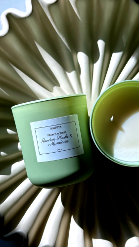Elegancka świeca sojowa Garden Herbs &amp; Mandarin w satynowym pastelowym zielonym szkle z dwoma knotami