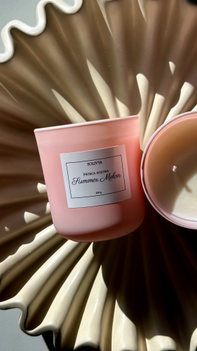 Elegancka świeca sojowa Summer Melon w satynowym pastelowym różowym szkle z dwoma knotami