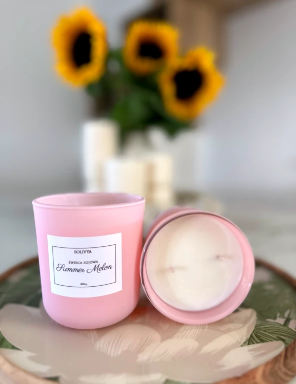 Ręcznie wykonana świeca sojowa Summer Melon z kolekcji Soft Harmony marki Solivya