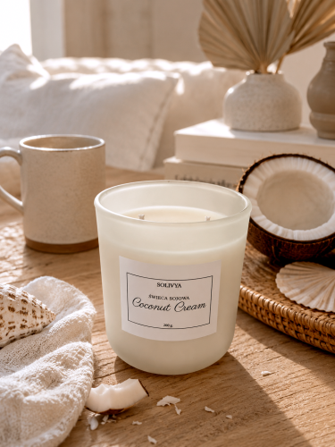 Świeca sojowa kokosowo-waniliowa Coconut Cream 200 g w mlecznobiałym satynowym szkle – Solivya