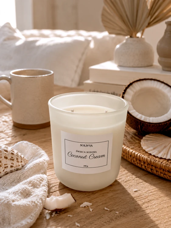 Świeca sojowa kokosowo-waniliowa Coconut Cream 200 g w mlecznobiałym satynowym szkle – Solivya