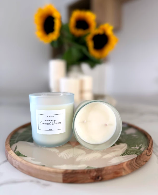 Elegancka świeca sojowa Coconut Cream w mlecznobiałym satynowym szkle z dwoma knotami