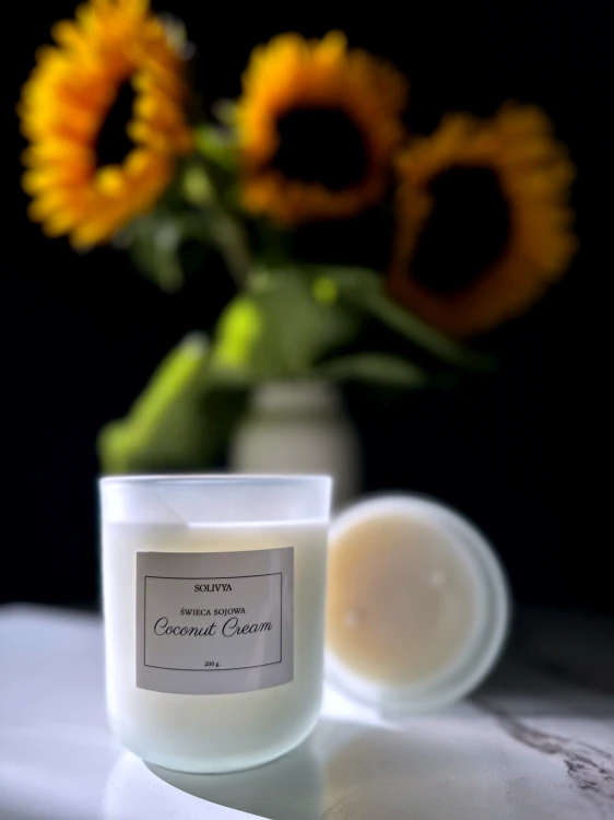 Świeca zapachowa Coconut Cream w białym pudełku z kremową satynową wstążką – idealna na prezent
