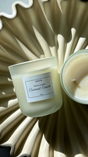 Ręcznie wykonana świeca sojowa Coconut Cream z kolekcji Soft Harmony marki Solivya