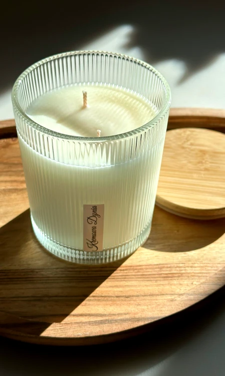 Świeca sojowa Kremowa Dynia 270 g w eleganckim ryflowanym szkle – Solivya