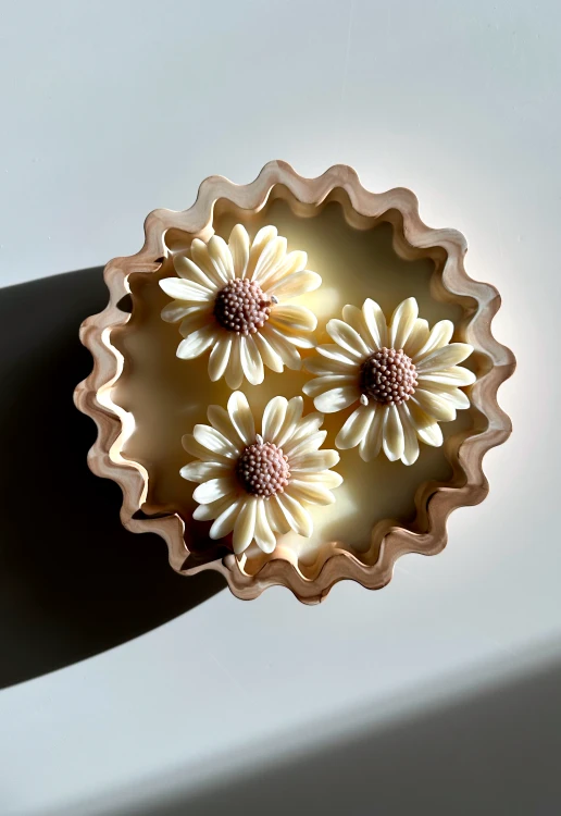 Designerska świeca sojowa Daisy w gipsie polimerowym na prezent