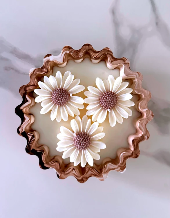 Świeca Daisy w gipsie z efektem marble – designerska świeca dekoracyjna