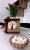 Świeca dekoracyjna Daisy 260 g – stylowy upominek w eleganckim opakowaniu