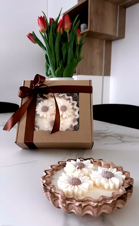 Świeca dekoracyjna Daisy 260 g – stylowy upominek w eleganckim opakowaniu