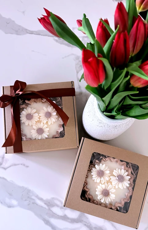 Świeca Daisy w gipsie zapakowana w pudełko – elegancka świeca na prezent