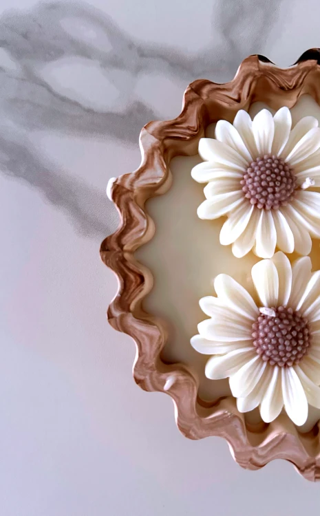 Ręcznie wykonana świeca w gipsie Daisy – unikatowa świeca marble Solivya