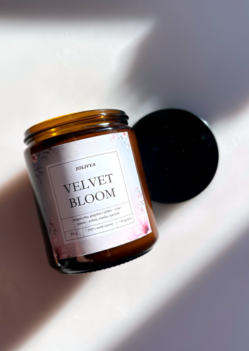 Velvet Bloom świeca zapachowa sojowa 200 g Solivya w szkle – kolekcja Evening Ritual