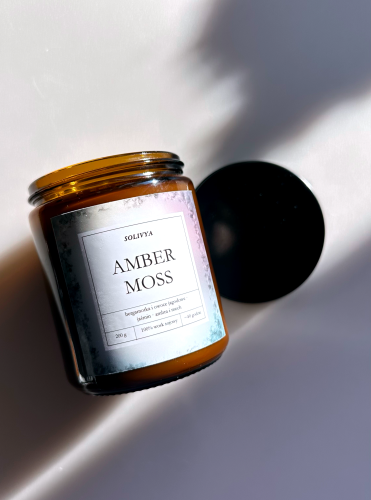 Świeca sojowa Amber Moss Solivya – elegancka świeca zapachowa w szkle, kolekcja Evening Ritual