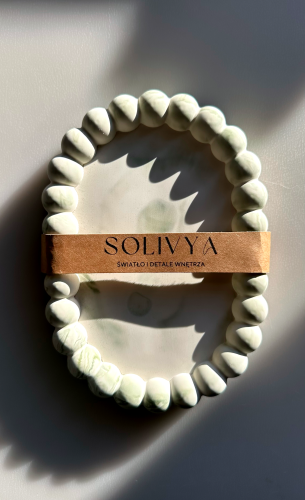 Oliwkowa owalna podstawka z gipsu z koralikami i wzorem marble – Solivya