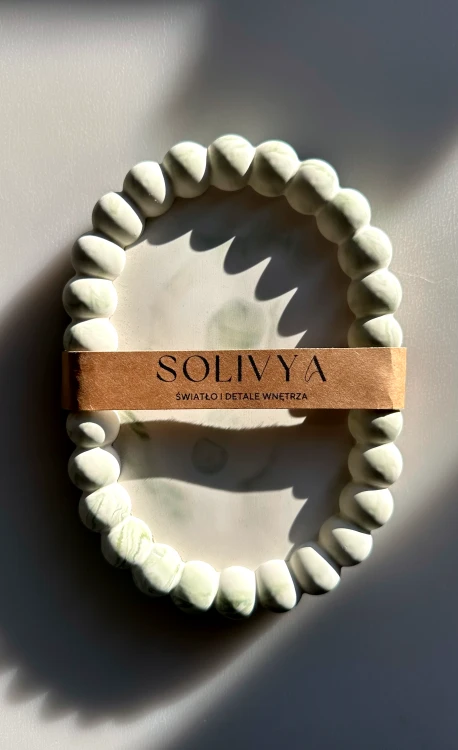 Oliwkowa owalna podstawka z gipsu z koralikami i wzorem marble – Solivya