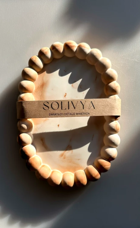 Beżowa owalna podstawka z gipsu z koralikami i wzorem marble – Solivya