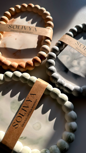 Owalne podstawki z gipsu z koralikami i wzorem marble w kolorach oliwkowym, czarnym i beżowym – Solivya