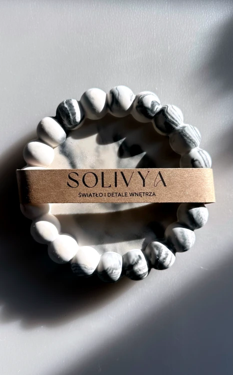 Czarna okrągła podstawka z gipsu z koralikami i wzorem marble – Solivya