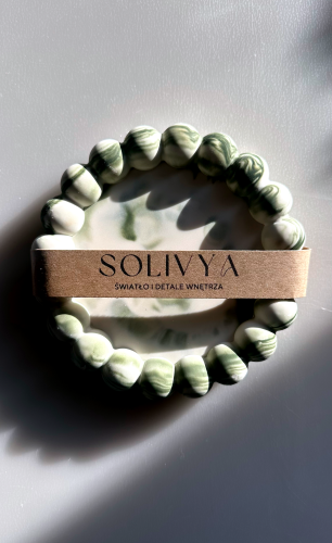 Oliwkowa okrągła podstawka z gipsu z koralikami i wzorem marble – Solivya