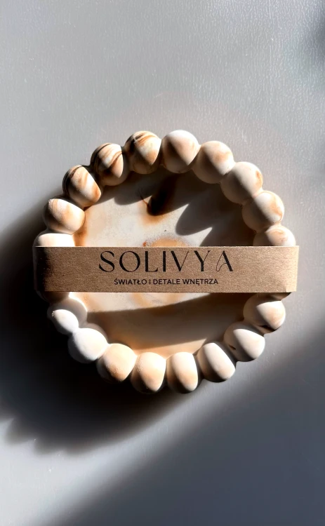 Beżowa okrągła podstawka z gipsu z koralikami i wzorem marble – Solivya