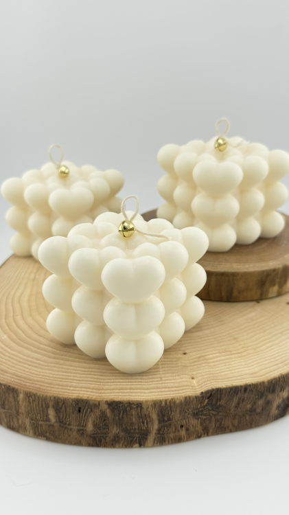 rzeźbiona świeca sojowa bezzapachowa Lumen Solivya kostka bubble w serca Amora