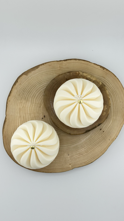 rzeźbiona bezzapachowa świeca sojowa Lumen Solivya kula w zwijane pasy Vela