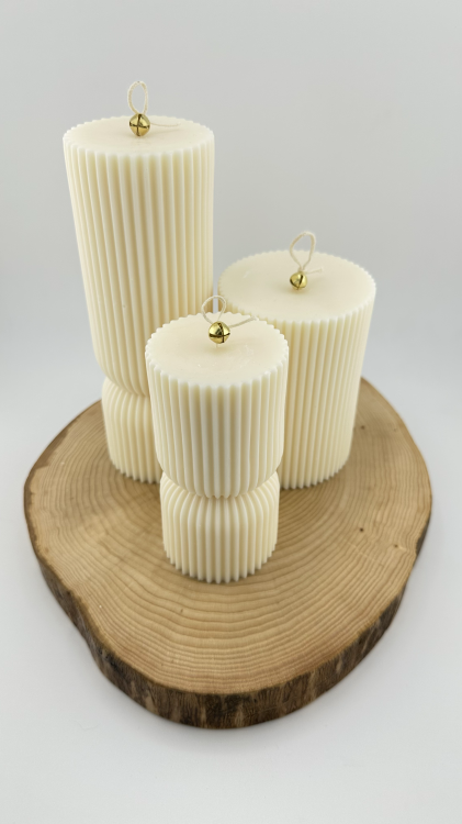 minimalistyczna świeca dekoracyjna sojowa Lumen Solivya słupek w drobny prążek Lira