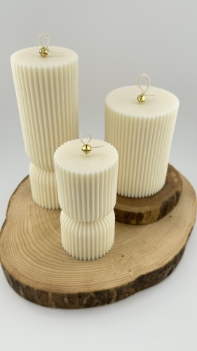 rzeźbiony zestaw świec sojowych bezzapachowych Lumen Solivya słupki w drobne prążki Lira Trio