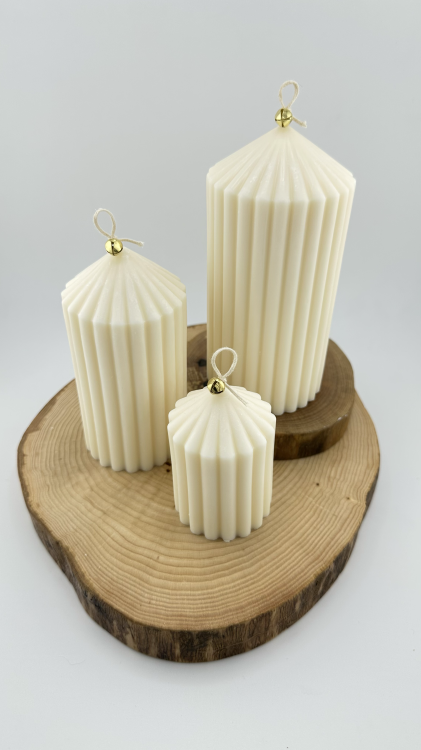 rzeźbiona bezzapachowa świeca sojowa Lumen Solivya słupek w grube prążki Solia