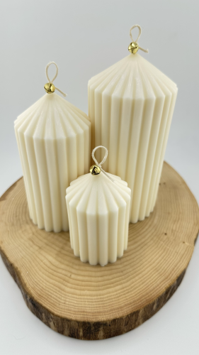 bezzapachowa świeca sojowa dekoracyjna Lumen Solivya słupek w grube prążki Solia