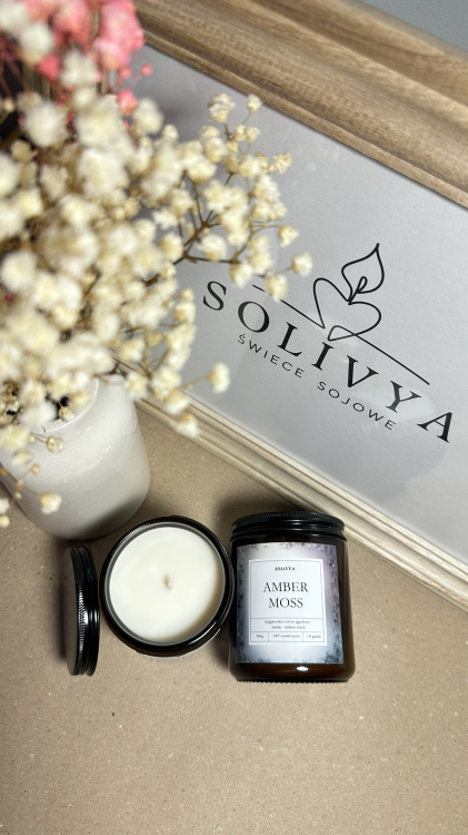 Świeca sojowa Amber Moss Solivya – elegancka świeca zapachowa w szkle, kolekcja Evening Ritual