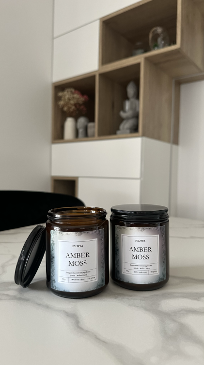 Zapachowa świeca sojowa Amber Moss Solivya – nastrojowa świeca na wieczór i relaks
