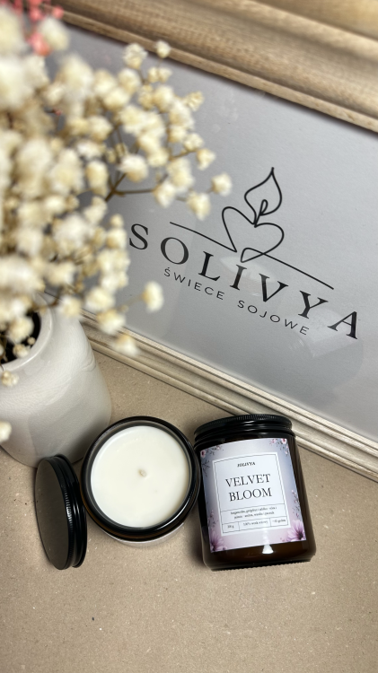 Velvet Bloom świeca zapachowa sojowa 200 g Solivya w szkle – kolekcja Evening Ritual