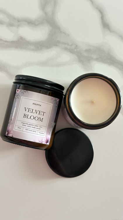 Velvet Bloom ręcznie robiona świeca sojowa 200 g – detal wosku i knota, elegancka świeca zapachowa