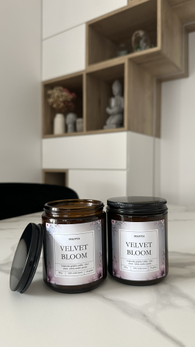 Zapachowa świeca sojowa Velvet Bloom Solivya – świeca na wieczór, relaks i nastrojową atmosferę