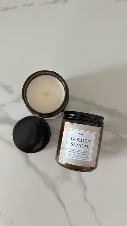 Golden Sandal ręcznie robiona świeca zapachowa sojowa 200 g – detal wosku i knota