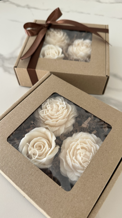 kwiatowy box świec Solivya w kraftowym pudełku – świece piwonie i róża bezzapachowe na prezent