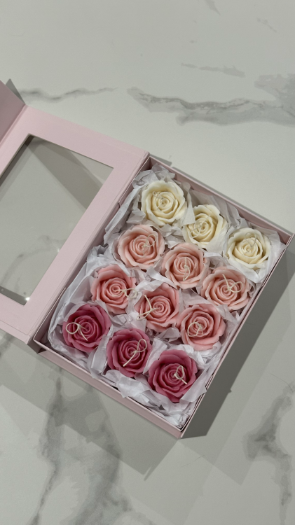 gotowy box prezentowy Solivya z kwiatowymi świecami dekoracyjnymi do wnętrz