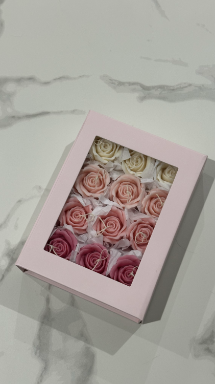 prezent na Dzień Kobiet – bezzapachowe świece róże w eleganckim pudełku Solivya