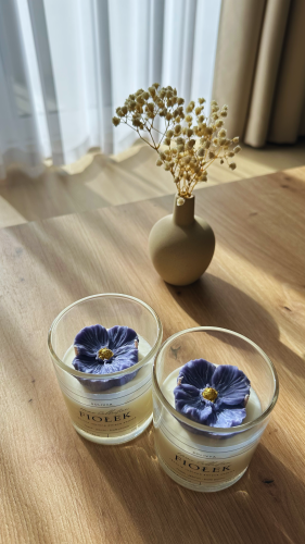 świeca zapachowa do salonu fiołek Solivya kolekcja Art Essence