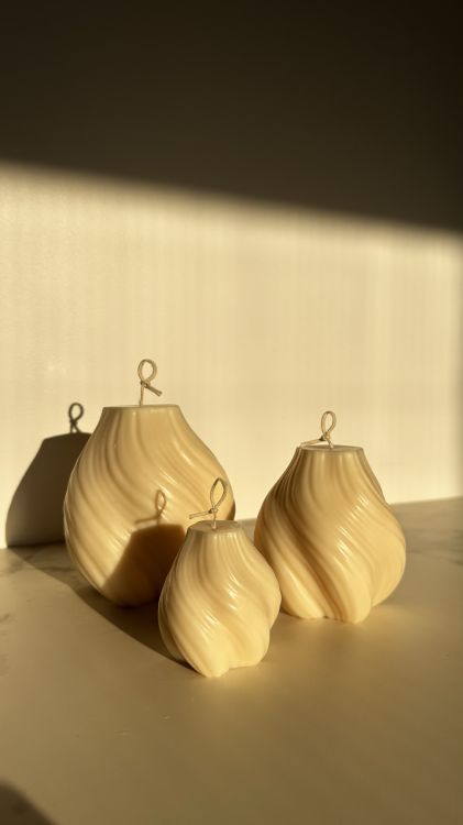 nowoczesna świeca dekoracyjna o unikalnym kształcie Velora