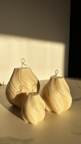 świeca dekoracyjna Velora bezzapachowa o falującej formie