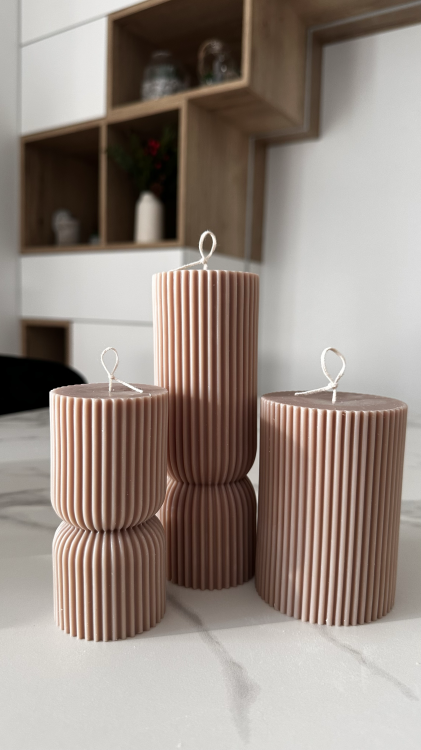 Beżowa świeca dekoracyjna o ryflowanej strukturze, elegancka świeca ozdobna do wnętrz minimalistycznych Solivya