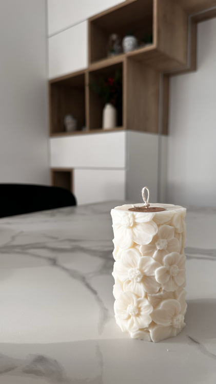 Świeca dekoracyjna Floria z kwiatowym reliefem, elegancka świeca ozdobna bezzapachowa do wnętrz Solivya