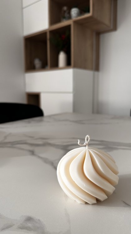 Świeca ozdobna Vela w kształcie kuli z miękką, skręconą strukturą, minimalistyczna dekoracja do salonu i sypialni