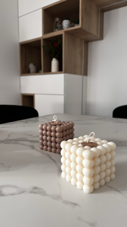 Świeca dekoracyjna Bubblea XL w formie kostki z kulkami, elegancka świeca ozdobna do wnętrz Solivya