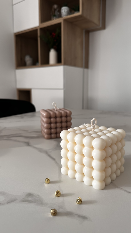 Świeca ozdobna Bubblea XL o geometrycznej strukturze bąbelków, nowoczesna dekoracja do salonu i sypialni