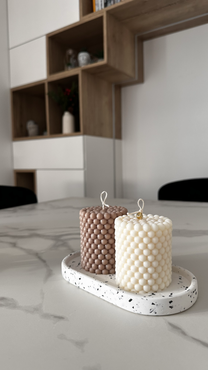 Świece dekoracyjne Oria w formie walca z bąbelkową strukturą, eleganckie świece ozdobne do wnętrz Solivya